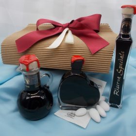 cod.TFSCT100 Scatola avana cm.25x17,5 confezionata con confetti e pergamena, contenente una ampolla di balsamico da 100ml o 40ml (a scelta) e un cucchiaino in porcellana per assaggio