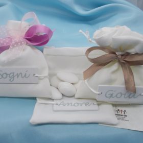 Cod.SCHLG2 Sachettino bianco con scritta su legno - amore, gioia, sogni