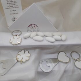 Cod.TS0406 Set 2 pezzi cuore- 2pz quadrifoglio a scelta, in metallo ed ecopelle con box - cm10